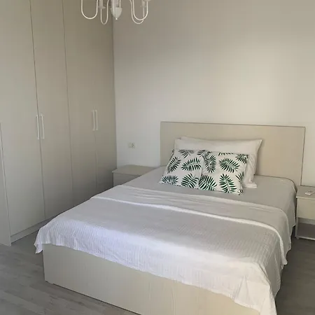 Loli Luxury White * Sarandë