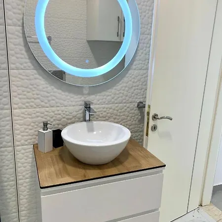 Loli Luxury White * Sarandë